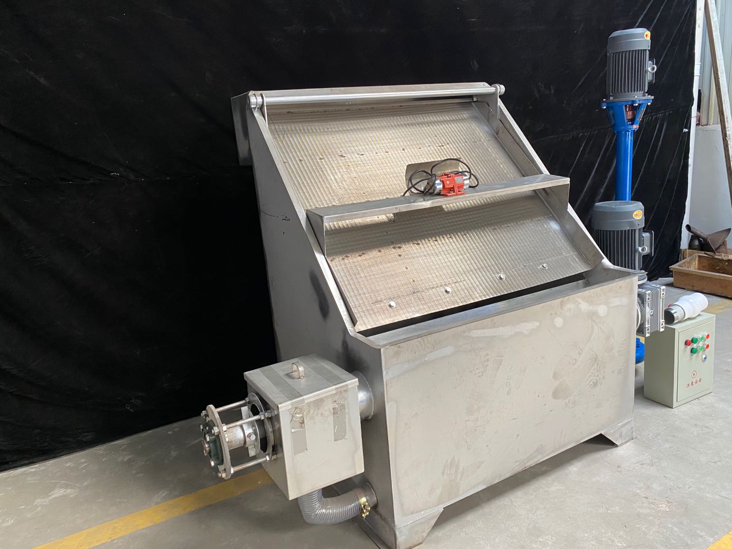 斜筛式固液分离机.jpg 斜筛式固液分离机.jpg