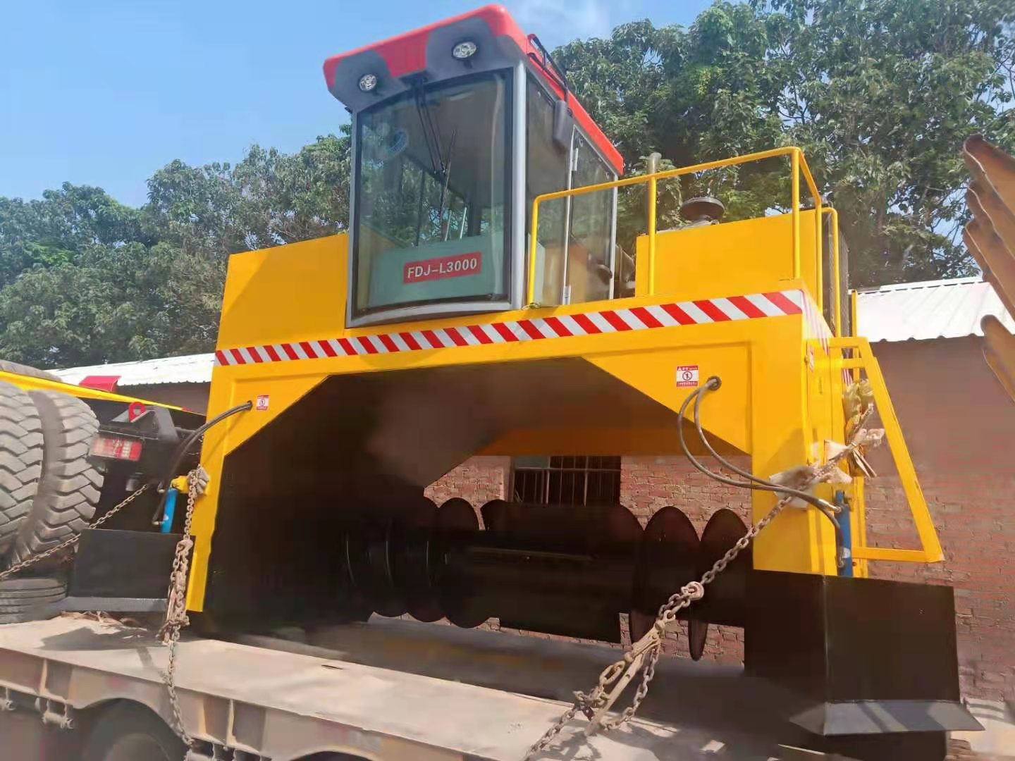 履带式翻堆机.jpg 履带式翻堆机.jpg